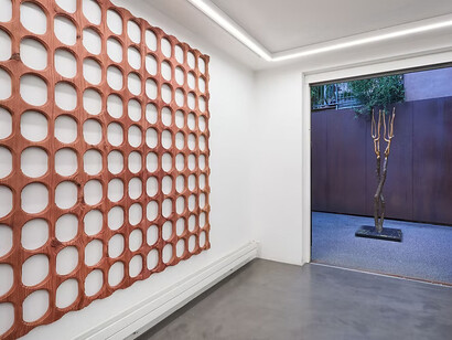 Aron Demetz, Racconti brevi, vista della mostra. Cortesia di Galleria Anna Marra