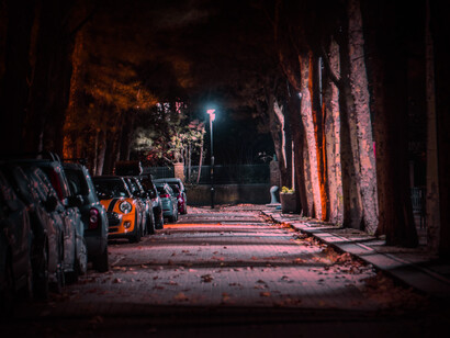 Calle desierta en plena noche