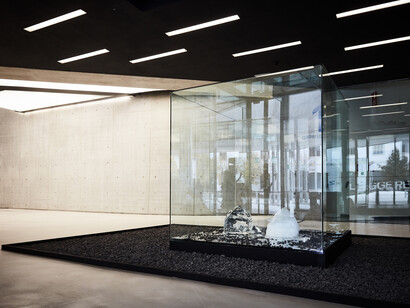 Michel Comte, Light. Ice Revenant, 2017. Glass, ice, temperature at the North Pole in 2016200×200×200cm. 