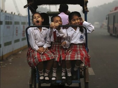 Bambine in risciò a New Delhi