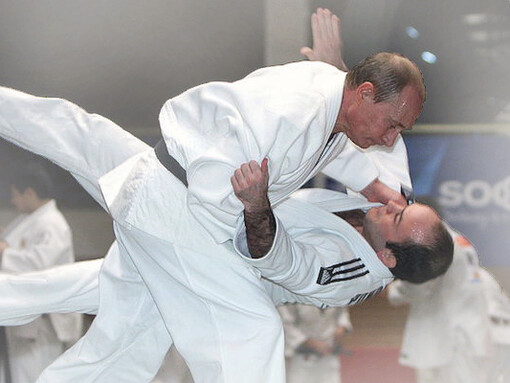 Vladimir Putin practicando judo, su disciplina de combate favorita