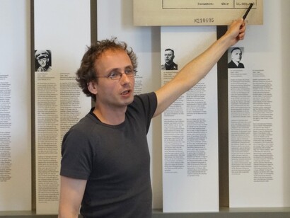 Gerd Kuehling, guida che insegna agli studenti a Villa Marlier, dove si tenne la Conferenza di Wannsee del 1942, Wannsee, Berlino, Germania