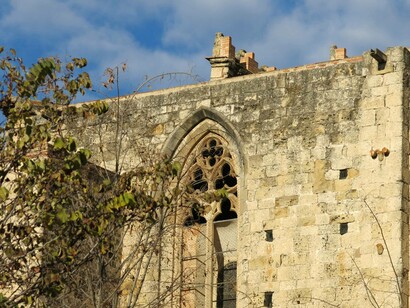 La ciudad inicia el siglo XXI con más de 60.000 habitantes, continuando urbanizando parcelas para engrandecer la ciudad, pero manteniendo Torre Negra y el entorno natural del pino d’en Xandri vírgenes. Monasterio de Sant Cugat del Vallès, fachada sur, detalle, Barcelona, España