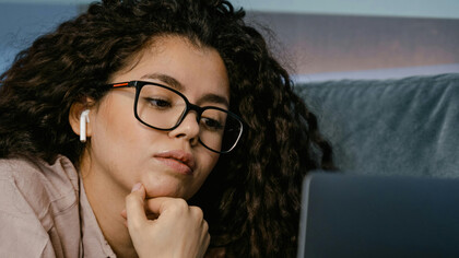 Trabalhar remotamente oferece flexibilidade e conforto, mas também pode ser um desafio equilibrar vida pessoal e profissional. Descubra como a organização, comunicação e cuidados com a saúde podem transformar sua rotina para melhor