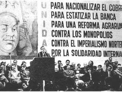 Allende en un discurso a los trabajadores del sector minero. El contexto internacional también ayudó a que en Chile se tomara mayor conciencia del derecho y de la necesidad de nacionalizar la gran minería del cobre