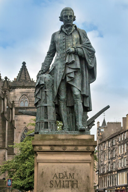 Estatua de Adam Smith en Edimburgo, RU