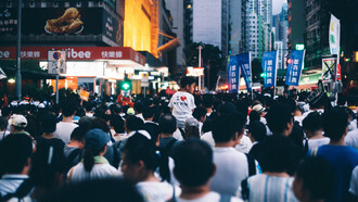 Multitud de personas en las calles de Wan Chai en Hong Kong, China