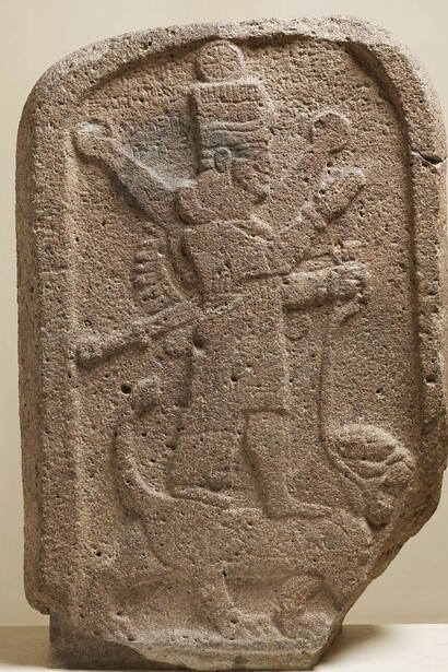 Il mito della discesa di Ishtar agli inferi simboleggia la ciclicità della vita e della morte, rappresentando il suo ruolo nella rinascita e nella fertilità della terra