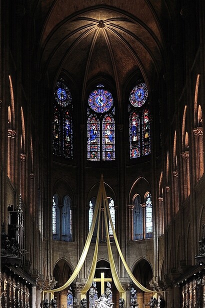 Altare, cattedrale di Notre-Dame, Parigi, Francia. Saramago denuncia il crollo sociale di fronte alla crisi; Carver illumina la rinascita dell’empatia attraverso un gesto semplice, quasi insignificante