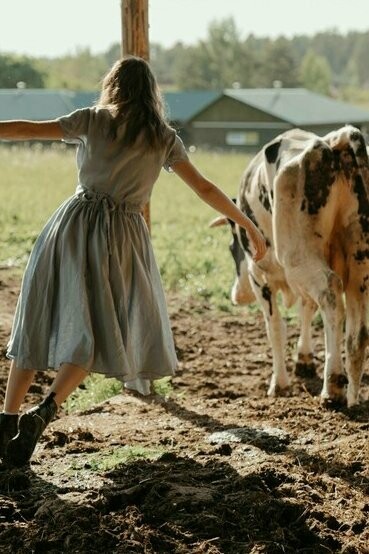 A moda de viola, expressão mais pura da música caipira, nasceu do encontro entre culturas: a europeia, a indígena e a africana. Nas mãos de Cornélio Pires, que registrou as primeiras gravações em 1929, essa fusão se transformou em documento sonoro da vida rural
