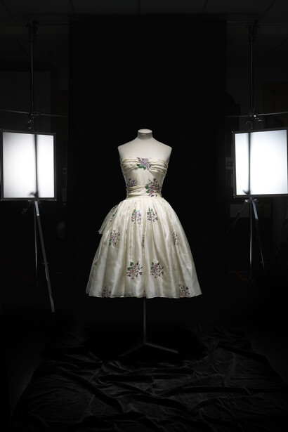 Christian Dior (1905–57), Fête joyeuse, Evening Dress, Haute Couture Spring/Summer 1955, A Line
Photo © Laziz Hamani
Victoria and Albert Museum, London
 