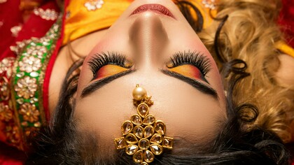 Make up viso donna indiana. Colori dell'esistenza: un viaggio emozionante attraverso la vibrazione dei colori e delle emozioni