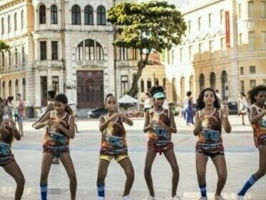 Foi por essa época também, entre sair do ensino médio e o primeiro ano da Universidade, que comecei a expandir meus conhecimentos sobre a cultura brasileira – tardiamente, sim, mas ainda em tempo de reverter a ideia de que não temos filmes, literatura, música e arte