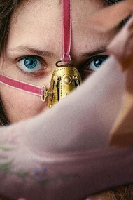 La película La hermanastra fea de Emilie Blichfeldt reinterpreta el cuento de La Cenicienta desde una mirada crítica sobre los cánones de belleza y el lugar de las mujeres en los relatos tradicionales