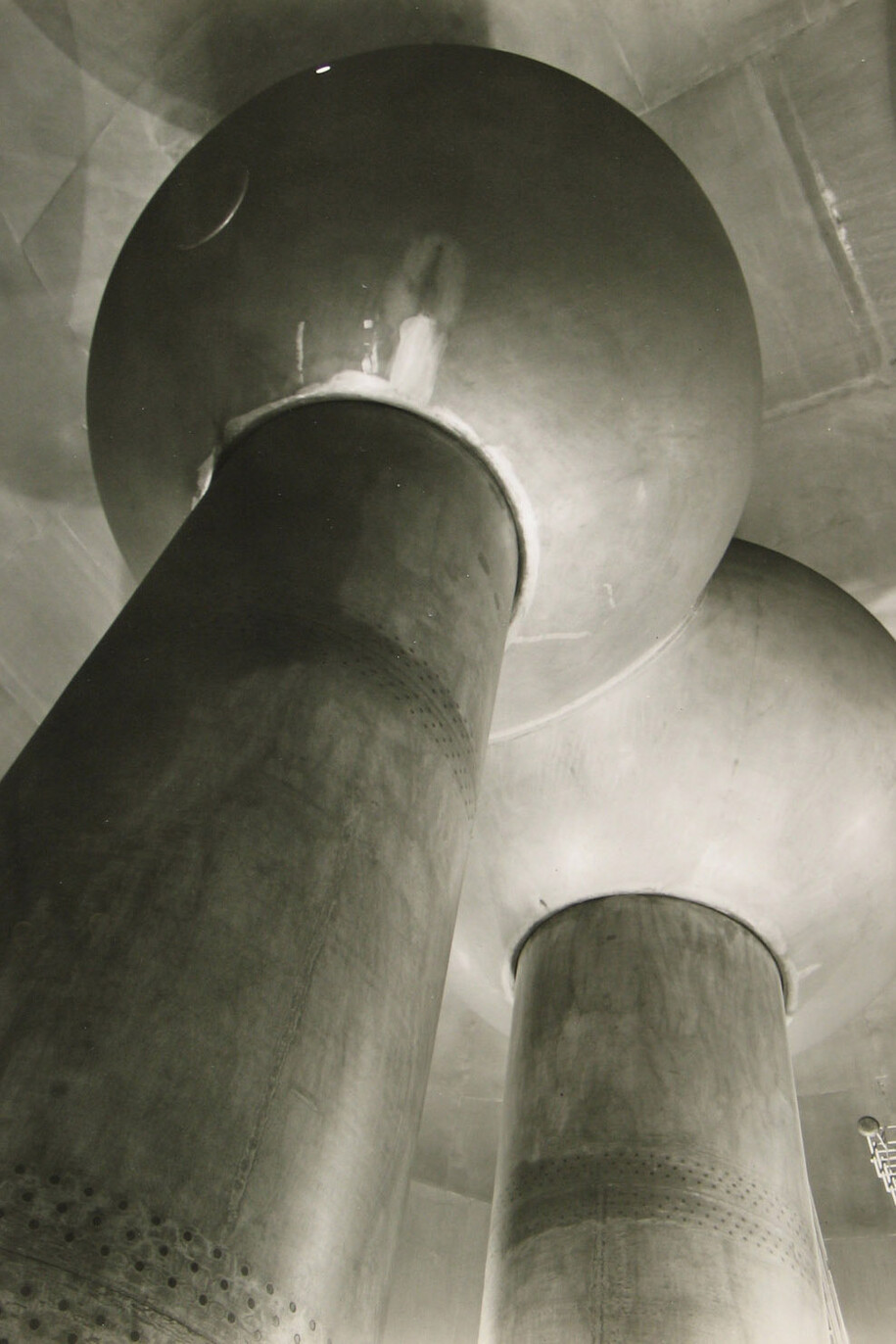 Van De Graaff Generator, Cambridge, MA, c.1958 © Berenice Abbott/Commerce Graphics/Getty Images. Courtesy of Howard Greenberg Gallery, New York