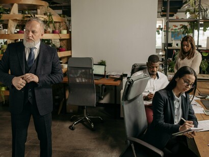 A liderança sem autoridade também está relacionada a uma mudança no perfil psicológico e cultural das novas gerações. Jovens profissionais e cidadãos não se sentem motivados apenas por salários, cargos ou promessas abstratas de sucesso. Eles buscam propósito, coerência e reconhecimento. Querem compreender o porquê das decisões, participar dos processos e sentir que sua contribuição tem impacto real