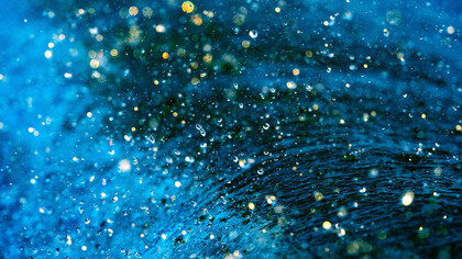 Gotas de agua desprendidas de una ola