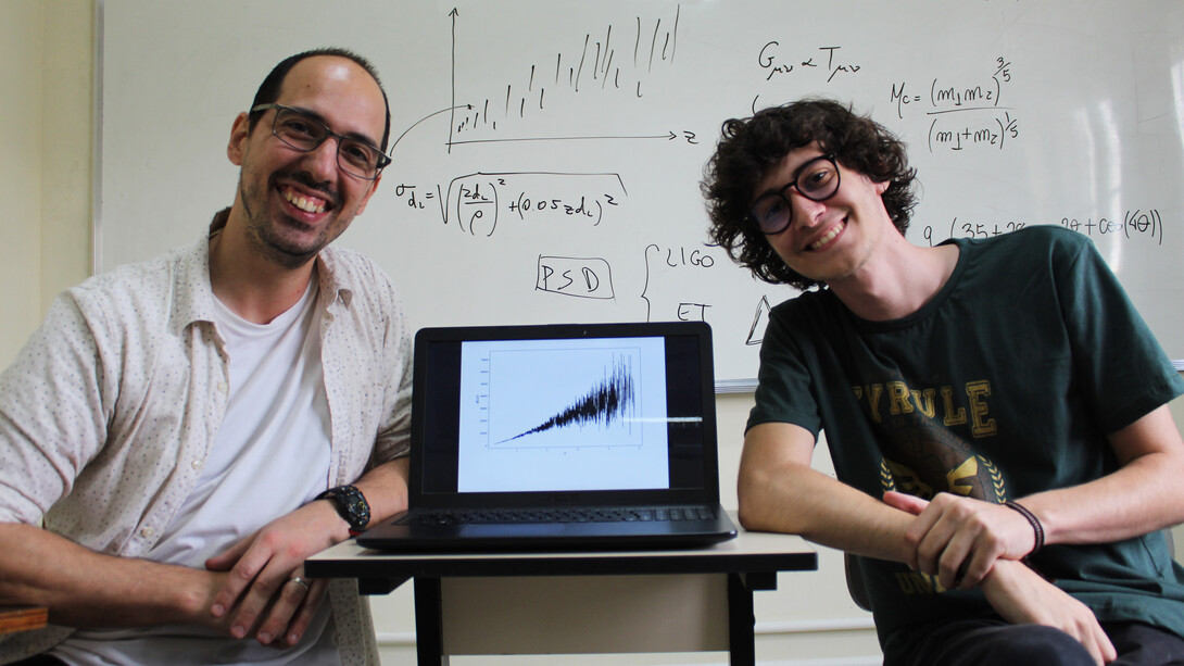 O Professor Dr. Rodrigo Gonçalves e seu orientando Jonathan da Silva de Morais, estudante de graduação em Física na Universidade Federal Rural do Rio de Janeiro