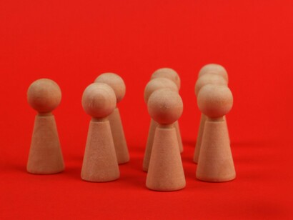 A autoridade imposta, sem explicação ou diálogo, gera resistência silenciosa, cinismo ou afastamento. A liderança baseada na influência, por outro lado, cria vínculos mais sólidos e duradouros