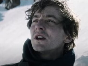 Enzo Vogrincic, in una scena del film "La società della neve", interpreta Numa Turcatti. Il film esplora temi di solidarietà, sopravvivenza e disperazione, mettendo in luce la forza dell'umanità anche nelle condizioni più avverse e disumane
