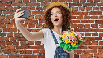 Selfie para redes sociais. Atualmente, qualquer indivíduo com acesso a um smartphone e conexão à internet tem o poder de impactar a indústria da moda