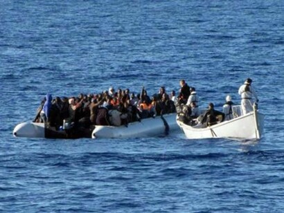 Una embarcación a la deriva rescatada en el Mediterráneo