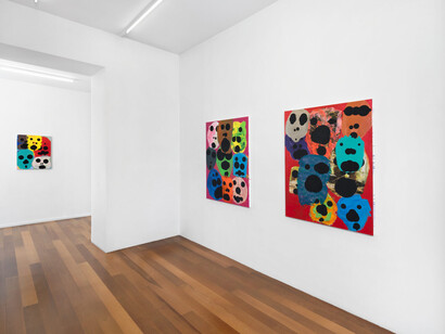 Mitja Tušek, Avec omega, pomme, haricot, cornichon, rien, bouteille, exhibition view. Courtesy of Xippas 