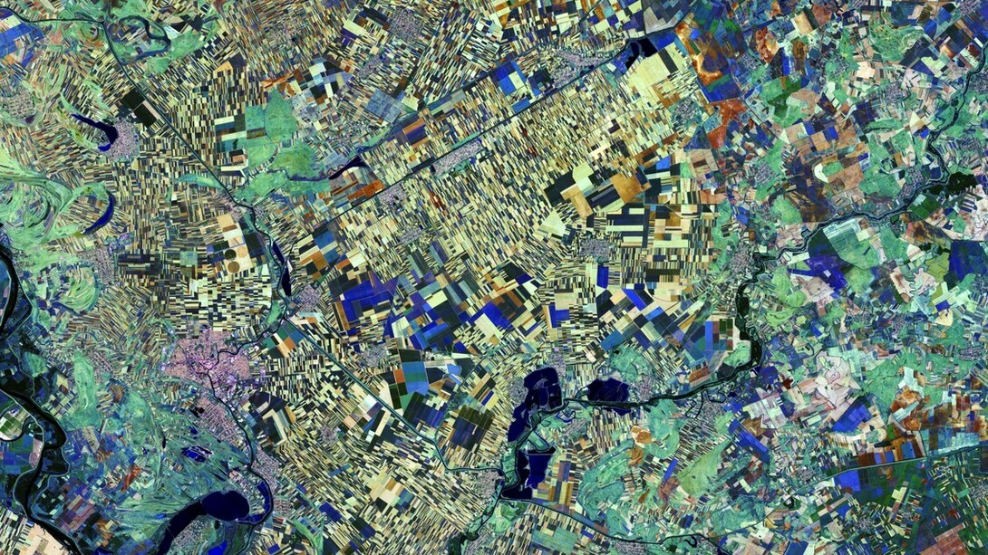 Imágenes de la Tierra desde el espacio se unen a la moda esta semana con la revista Vogue presentando la exposición "Fragilidad y Belleza" en Milán, 28.08.2016, Italia. Imágenes satelitales, en, la edición italiana en línea de Vogue, destacan cómo la exposición crea un vínculo entre la investigación científica, la tecnología espacial y el arte, centrándose en el tema del cambio climático y el desarrollo sostenible