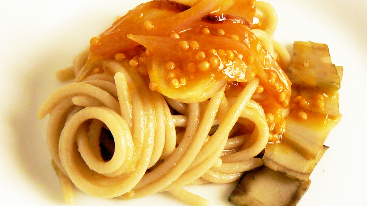 Spaghetti bio con purea di Carciofi guarniti con salsa a base di Scalogno, Semi di Senape e succo d’Arancia