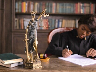 Uma estatueta da Senhora Justiça na mesa de uma juiza