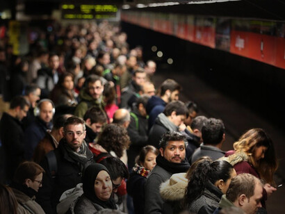 Aglomeraciones en el transporte público de Barcelona, España