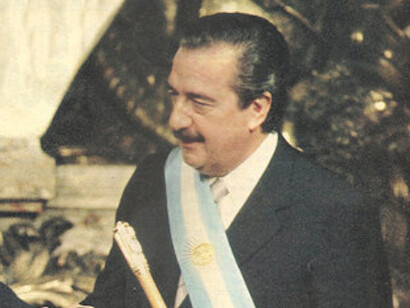 Raúl Alfonsín (1983–1989) intentó construir una democracia basada en derechos sociales y justicia, desafiando desde el inicio las recetas neoliberales impuestas desde el exterior