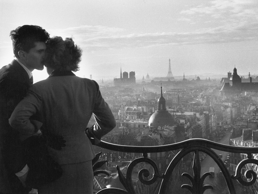 Les Amoureux de la Bastille, Paris, 1957, Willy Ronis. Ministère de la Culture et de la Communication / Médiathèque de l’architecture et du patrimoine / Dist Rmn © Donation Willy Ronis