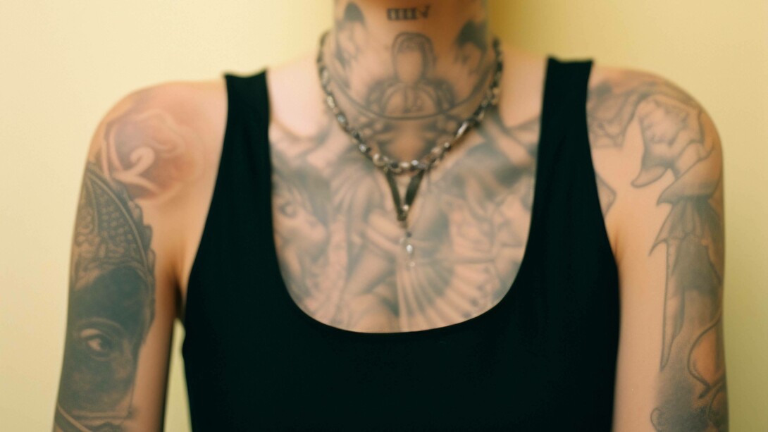 Donna con tatuaggi sul corpo