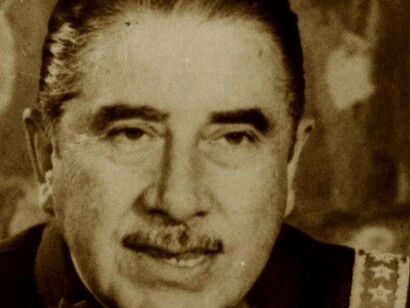 Augusto Pinochet solo tardó dos semanas (tras su nombramiento como comandante en jefe) en traicionar a la Constitución que había jurado defender, poniéndose a la cabeza de un golpe que costó miles de vidas, además de encarcelar y torturar a decenas de miles de personas