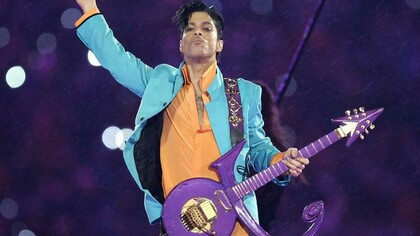 Prince bajo una lluvia púrpura