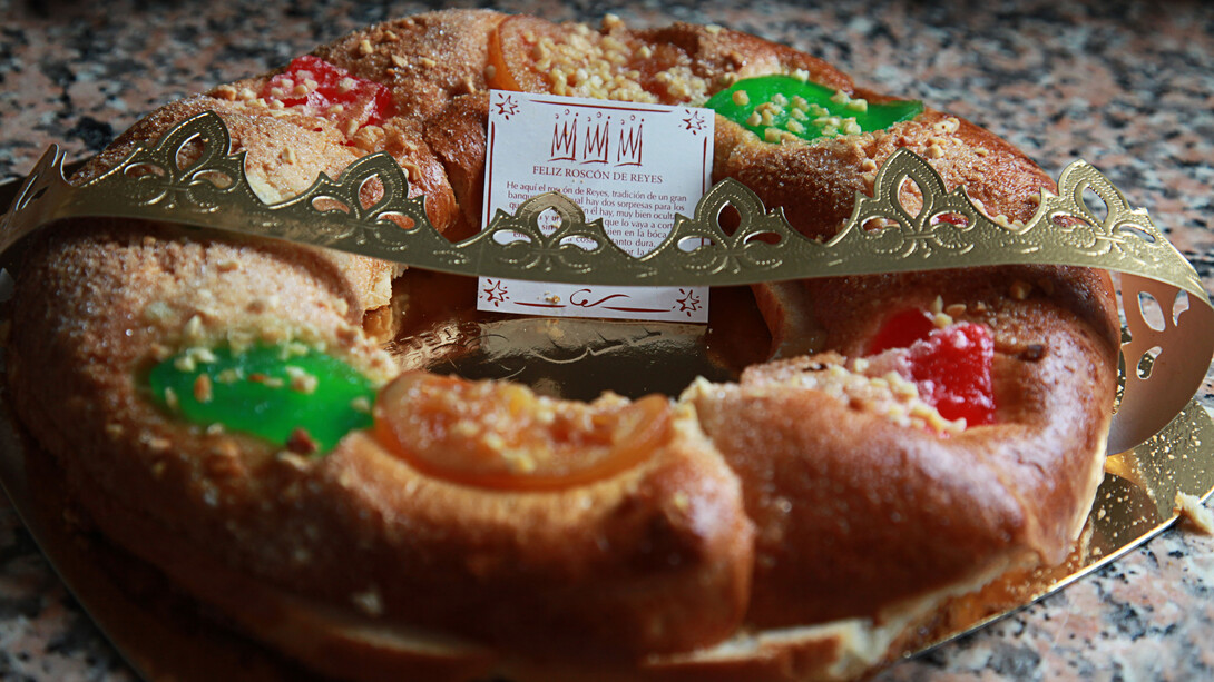 El Día de Reyes, o simplemente Reyes, día en que los niños en España reciben regalos de los Reyes Magos. La tradición es esconder sorpresas dentro del roscón; antes de que el panadero ponga el roscón en el horno, envuelve una figurita de porcelana y una haba