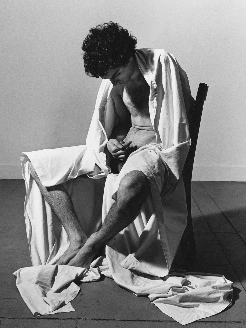 Peter Hujar, Draped Male Nude (II), 1979 © The Estate of Peter Hujar, courtesy Fraenkel Gallery, San Francisco