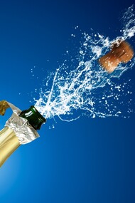 El tapón de una botella de champagne sale despedido