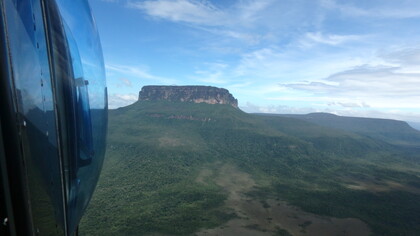Volando en helicóptero hacia Ptari Tepuy