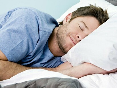 Hombre dormido en su cama