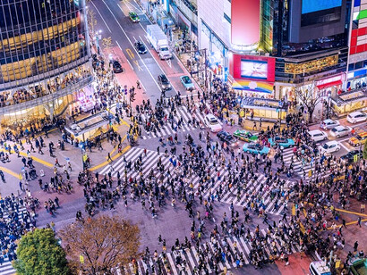Esta cascada de sabernos, a veces nos quita el habla, a pesar de los aromas de tantos pueblos y costumbres, extrañas a nuestras particulares percepciones