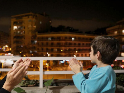 Los minutos del agradecimiento al personal de salud se convirtieron, además, en momentos de alegría y convivencia para los españoles