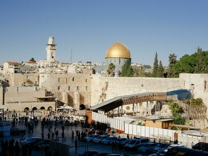 Peregrinaje. El recorrido es largo e intrincado, atravesando lugares que, reconectados entre sí, podrían constituir un verdadero viaje literario, lleno de simbolismo, armonía y belleza. Jerusalén, Israel.