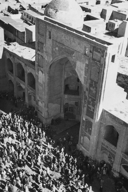Ella Maillart, Marché devant la madrasa Chir Arab, 1932, Boukhara, République socialiste soviétique d'Ouzbékistan, URSS © Succession Ella Maillart et Photo Elysée, Lausanne
