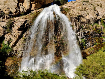 La cascada de Suv Tushar en la región de Kashkadarya, Uzbekistán