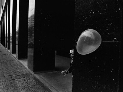 Chang Chao-Tang. Globo flotando en una calle