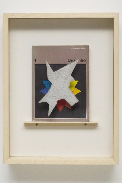 Rodrigo Cass Formal Manifesto [Desenho], 2014, Concreto, vidro, livro e madeira sobre papel, 47 x 36 x 9 cm. Photo: Eduardo Ortega, Cortesia Galeria Fortes Vilaça