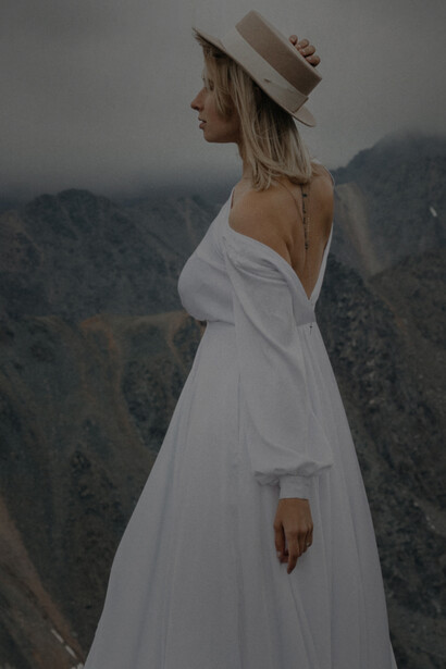 Respirazione e benessere. Quando ti accorgi che stai smettendo di respirare in modo normale, fai subito qualche respiro più profondo. Potresti scoprire che alterando, anche soltanto leggermente, l’ampiezza della respirazione darai subito sollievo all’agitazione, agevolando il rilassamento della tensione e dello stress