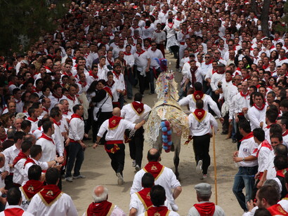 Los Caballos del Vino de Caravaca de la Cruz es una fiesta singular que se remonta al siglo XVIII